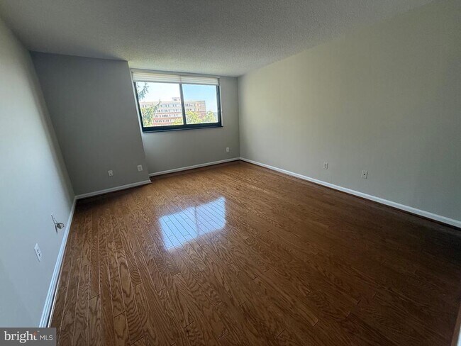 Building Photo - 1101 S Arlington Ridge Rd