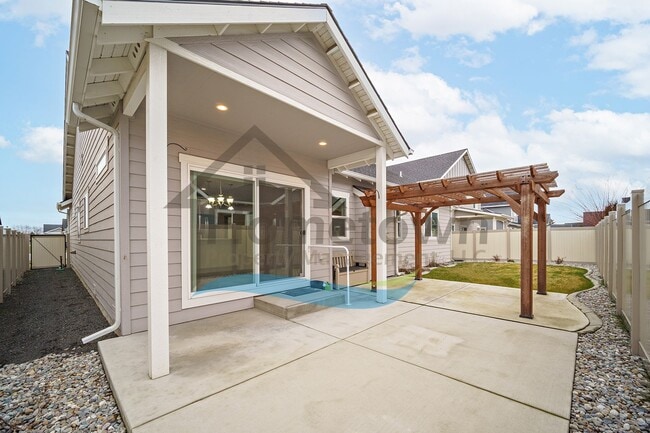 Building Photo - 3 Bedroom 2 Bathroom Home with Attached 3 Car Garage Available in Coeur d'Alene!