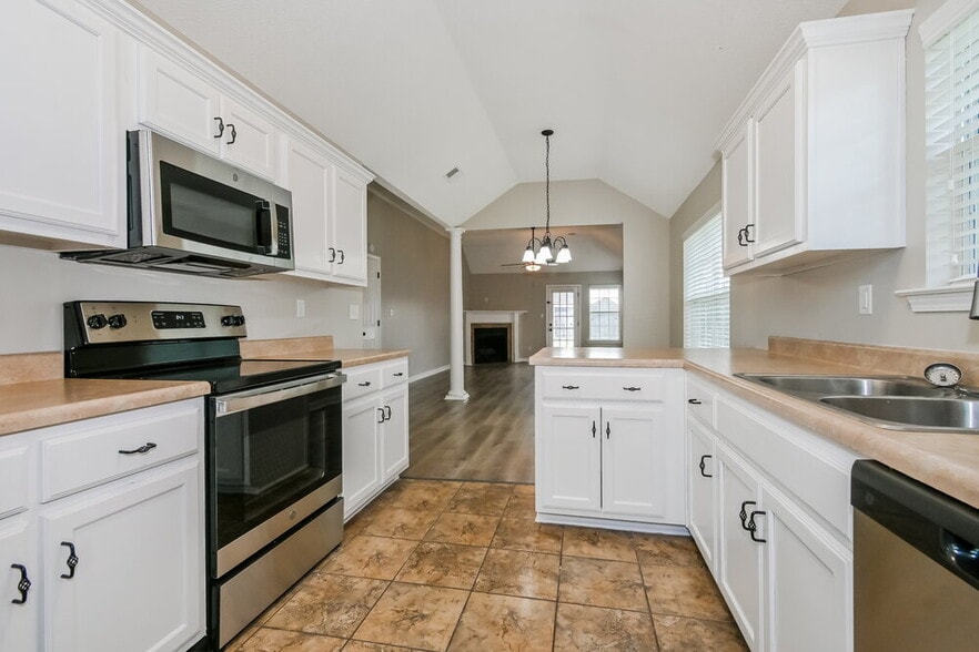 Building Photo - 7895 Ridgedale Dr