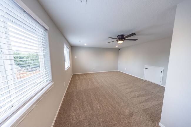 Building Photo - 5 bedroom home in Orchards - RV Parking - Central Air