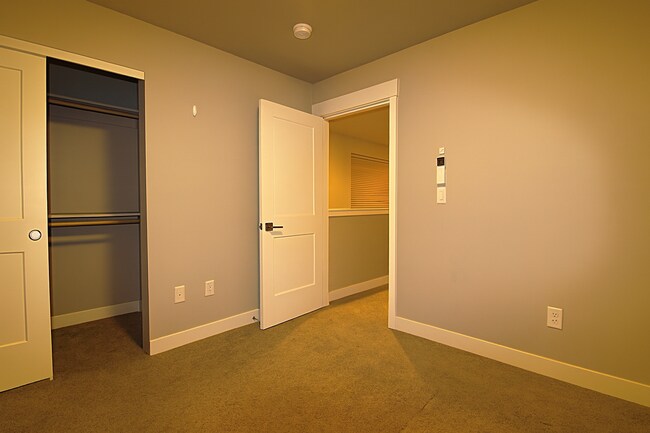 Building Photo - Adorable 2x2 with easy access to the river trails, and all utilities included!