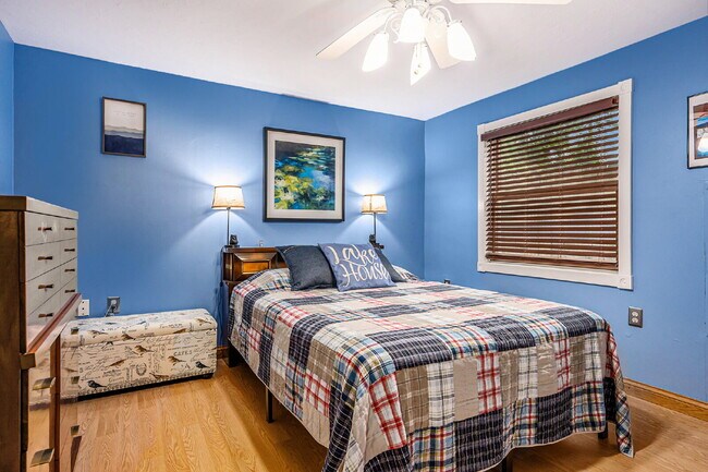 Building Photo - Year Round Rental Available on Wall Lake