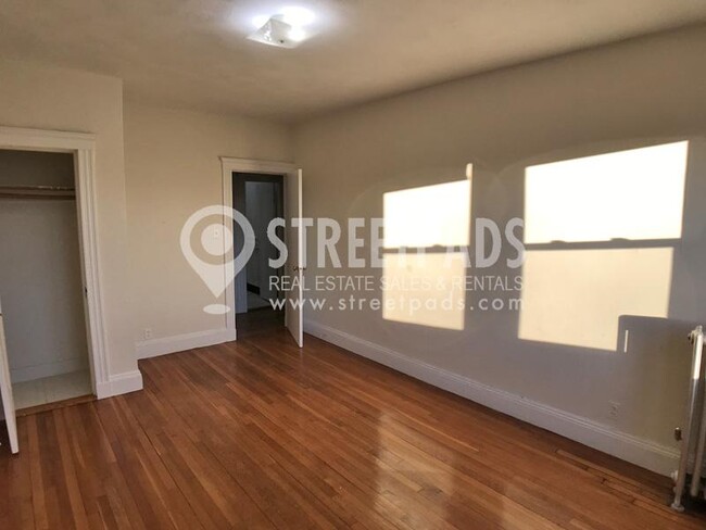 Building Photo - bedroom in Boston MA 02135