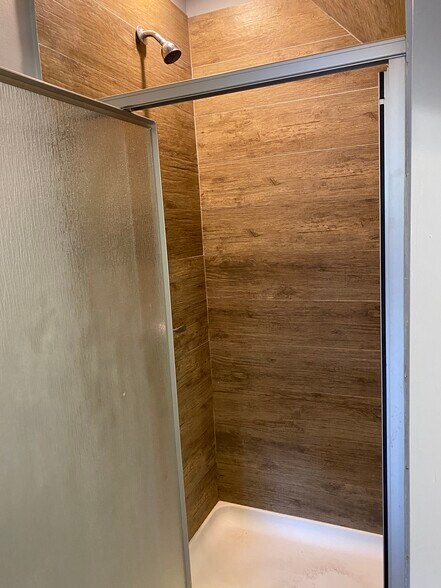 Standing Shower - 149 Lincoln St