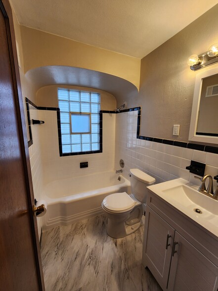 Full bathroom - 13131 East Ln