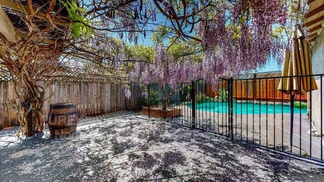 Building Photo - 1321 Berrydale Dr