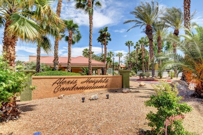 Building Photo - Charming 2 Bed 2 Bath!