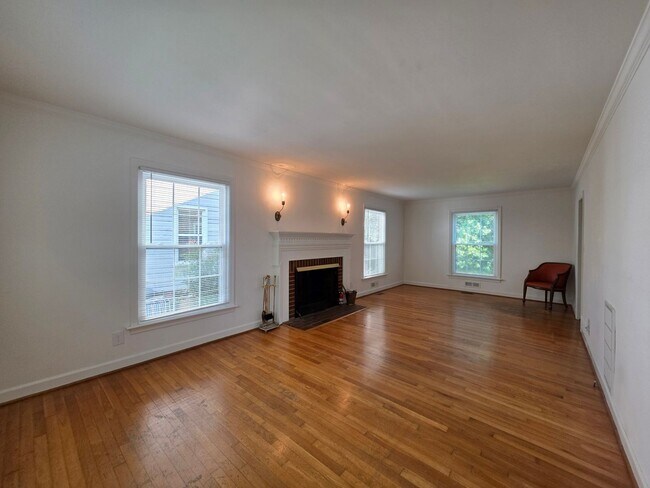 Building Photo - Larchmont