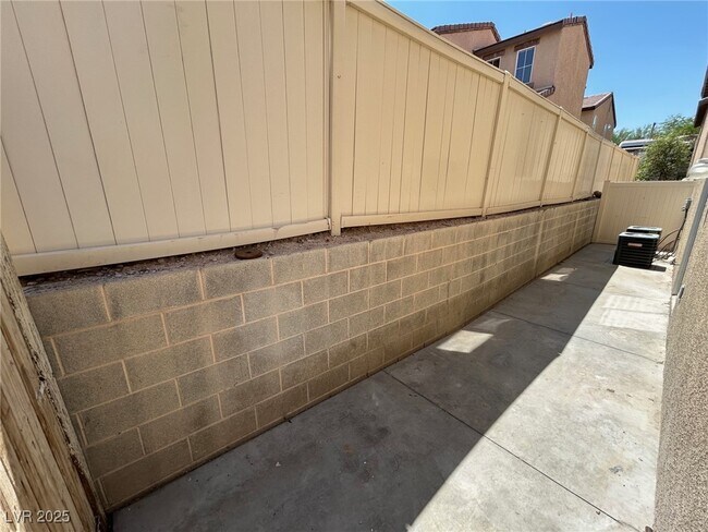 Building Photo - 1630 N Buck Island St