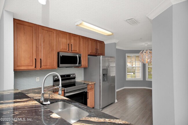 Building Photo - 757 MacKenzie Cir