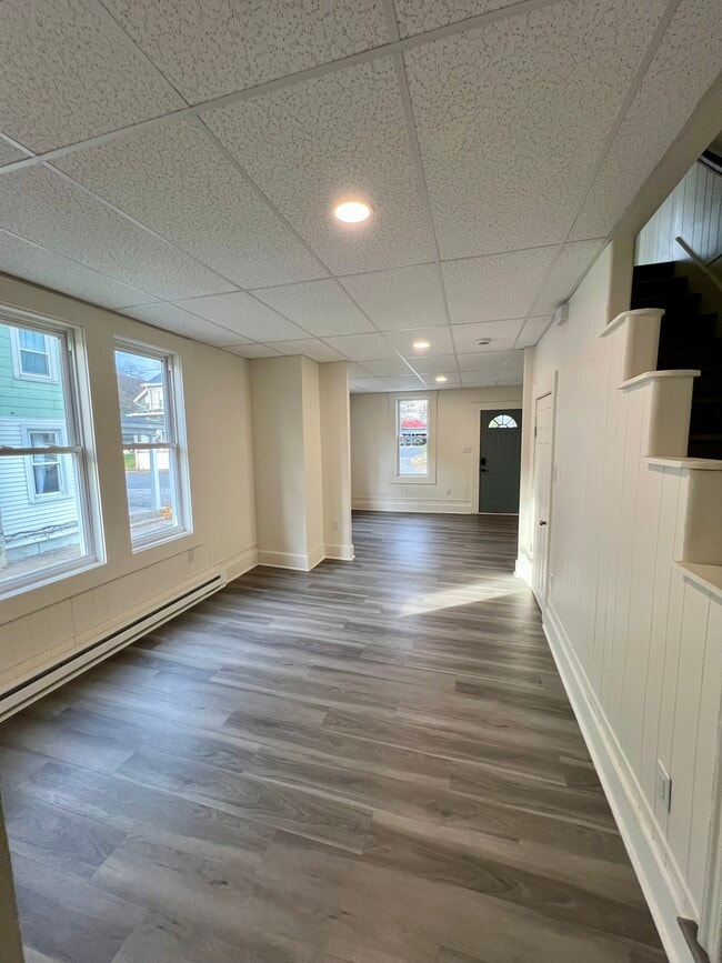 Building Photo - 423 Center St