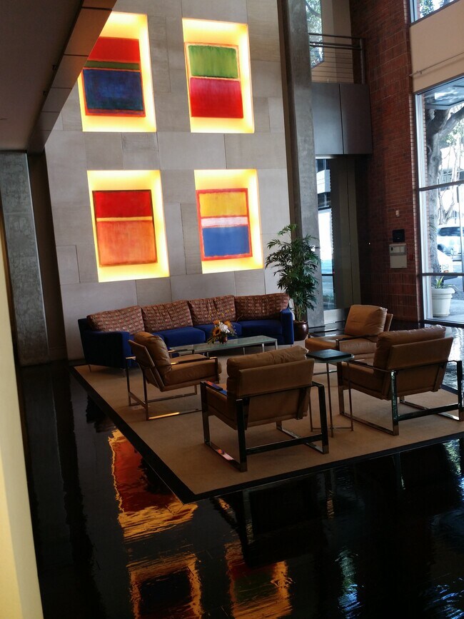 Building Photo - 840 E Green St