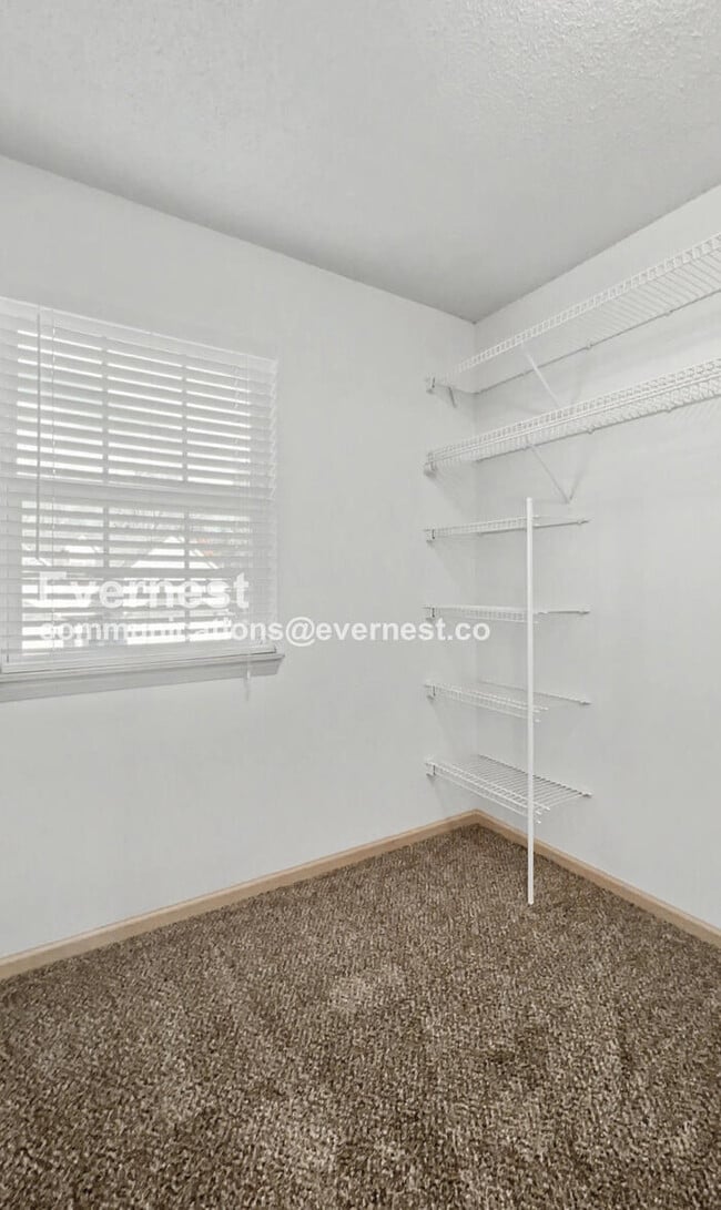 Building Photo - 2 Bed/2.5 Bath Townhome with Garage / Pet-Friendly / Skylights / Available Now!