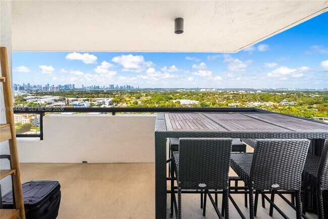 Building Photo - 2555 Collins Ave