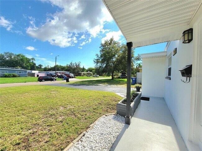Building Photo - 6267 Hampton Dr N