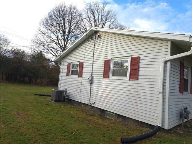 Building Photo - 379 Hollybrook Rd