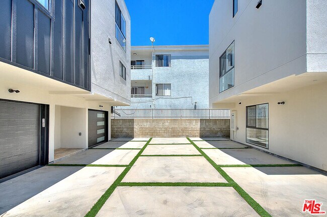 Building Photo - 1015 Wilton Pl