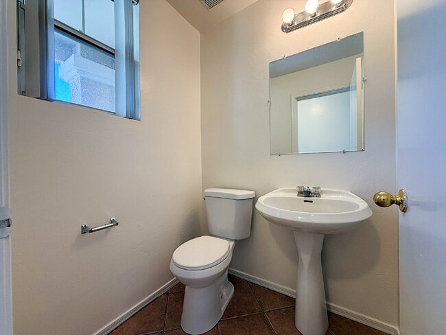 Building Photo - Freshly Updated 3-Bed, 2.5-Bath Home with ...