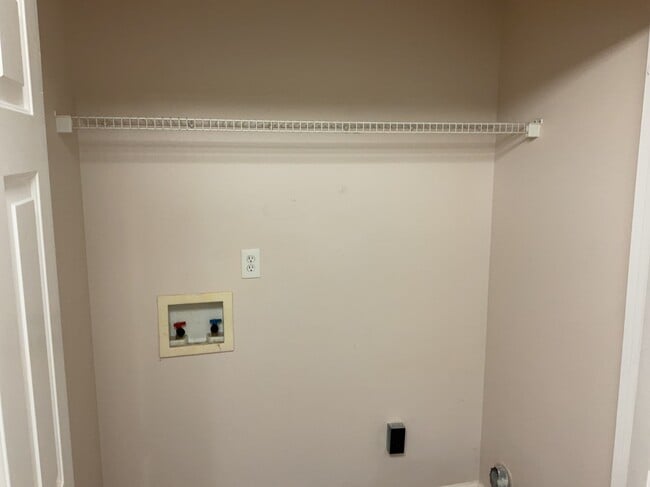 Building Photo - 1706 Hargrove Dr