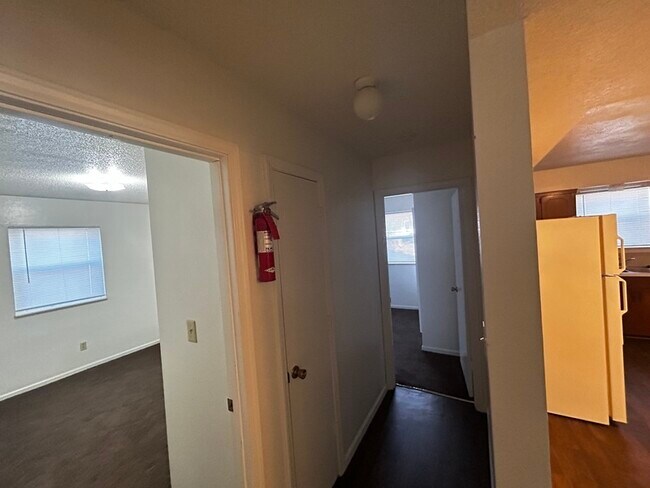 Building Photo - 1415 W Maple Ave