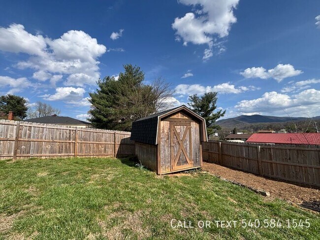 Building Photo - 3615 Ellen Dr