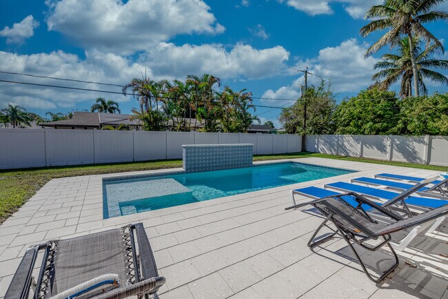 Building Photo - 2402 SE Gillette Ave