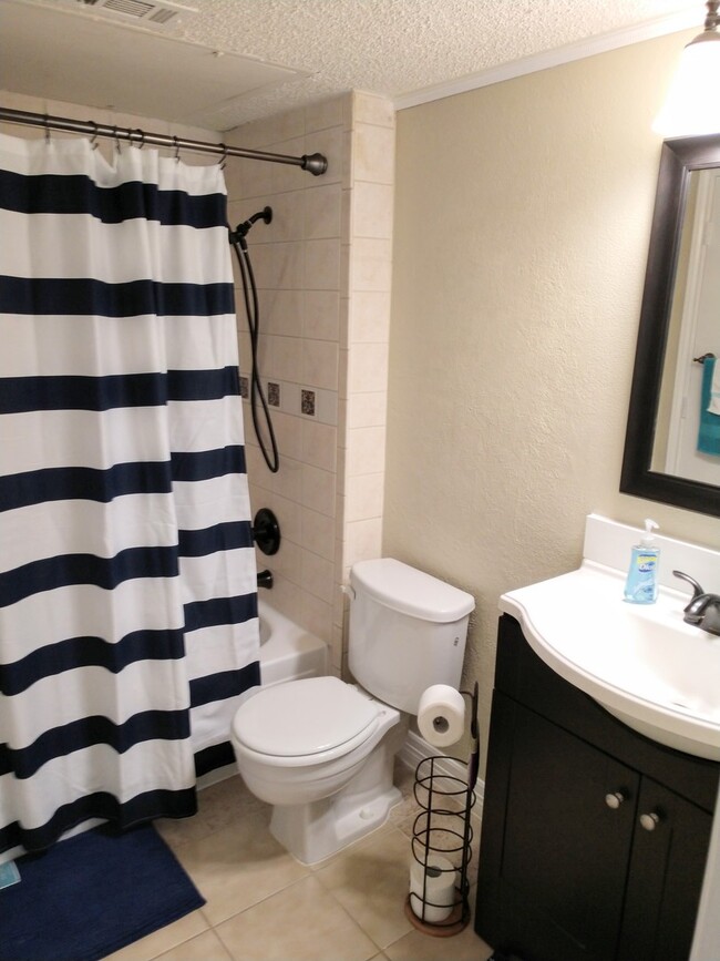 Building Photo - $1495 – 2 Bed / 1 Bath Condominium in cent...