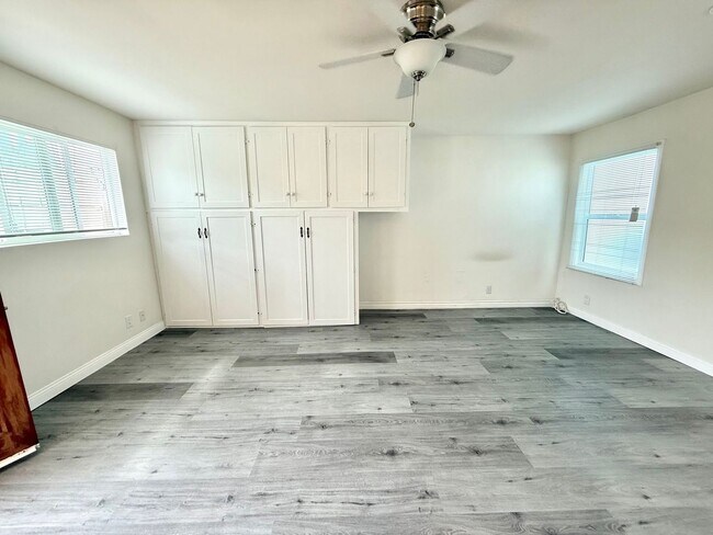 Building Photo - 3 units