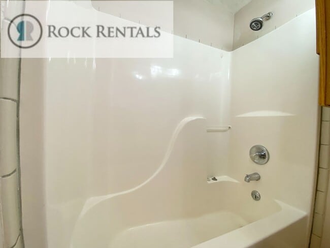 Building Photo - Updated 3 Bed 1 Bath with Small Fenced Backyard