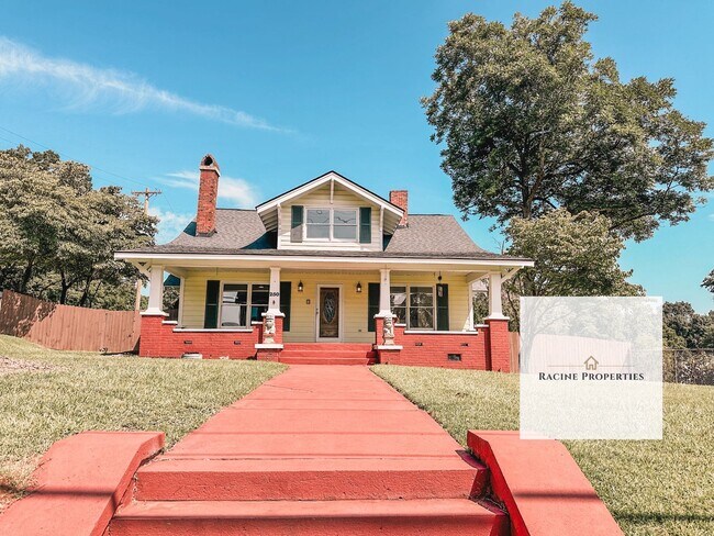 Primary Photo - Spacious 4-bedroom Home in Woodruff