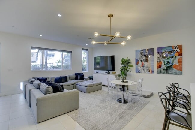 Building Photo - 1045 NE 18th Ave