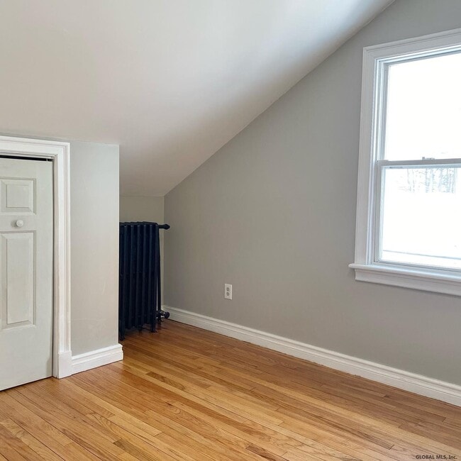 Building Photo - 435 Kenwood Ave