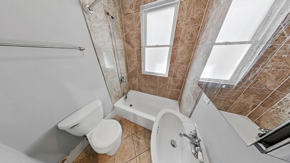 Building Photo - 727 Parker St