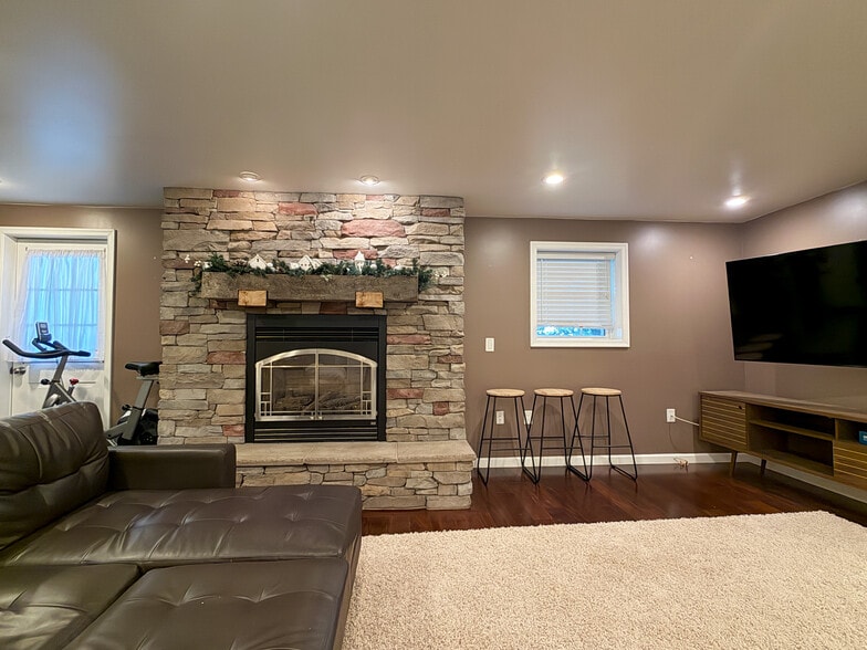 Building Photo - 951 Daniel Dr