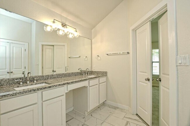 Building Photo - 10620 W Lakeview Dr