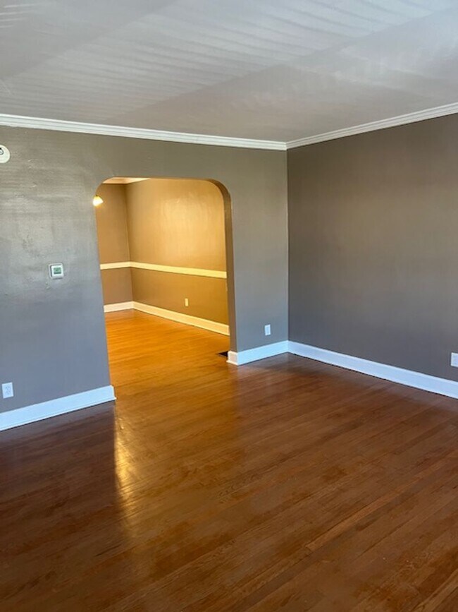 Building Photo - 3 Bedroom Home with Basement and yard