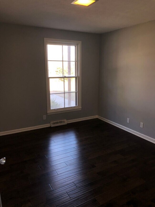 Building Photo - Charming single-level ranch home offers 4 bedrooms and 2 bathrooms in Brentwood