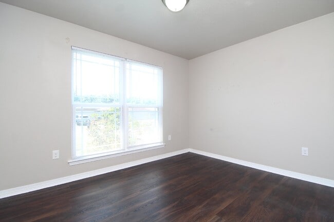 Building Photo - Coming 10/17 – 3BR/2BA with Fenced Yard in...