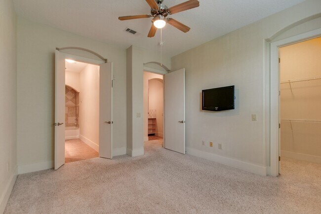 Building Photo - Green Hills/Belmont 2-Bed/2-Bath w/ Garage!