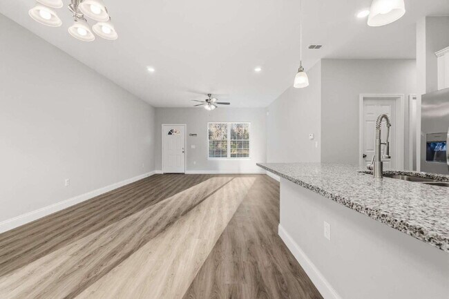 Building Photo - Nearly New 4BR Home Available Now in SW Ocala