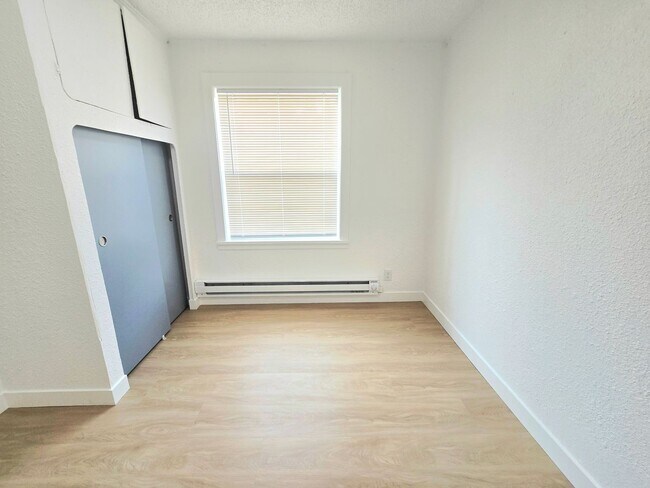 Building Photo - Freshly Remolded 2 Bedroom Apartment Move-...