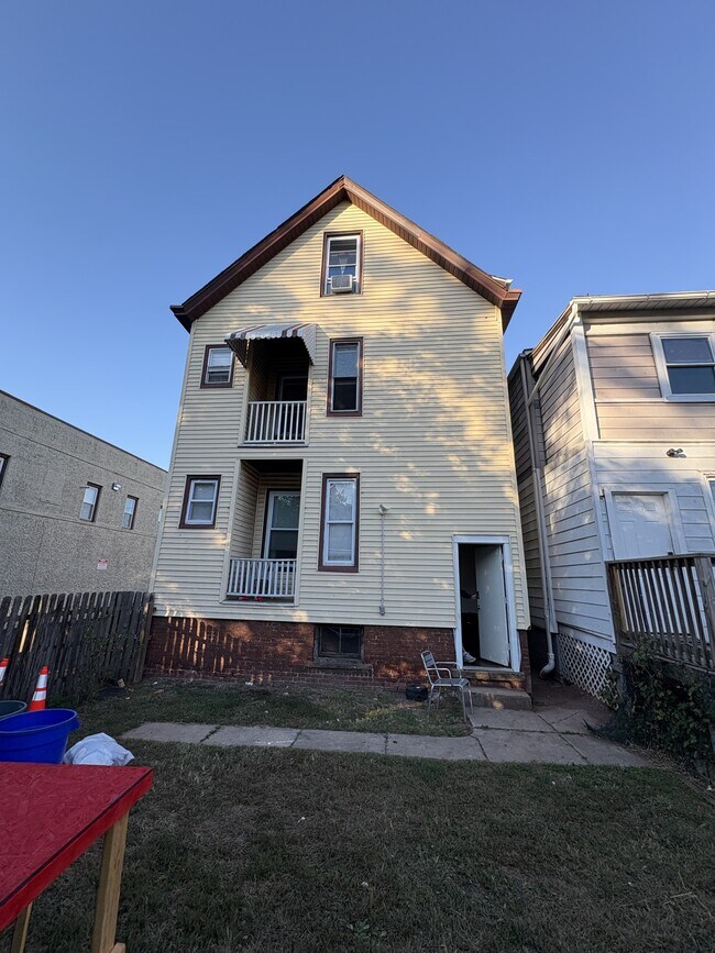 Building Photo - 218 Easton Ave