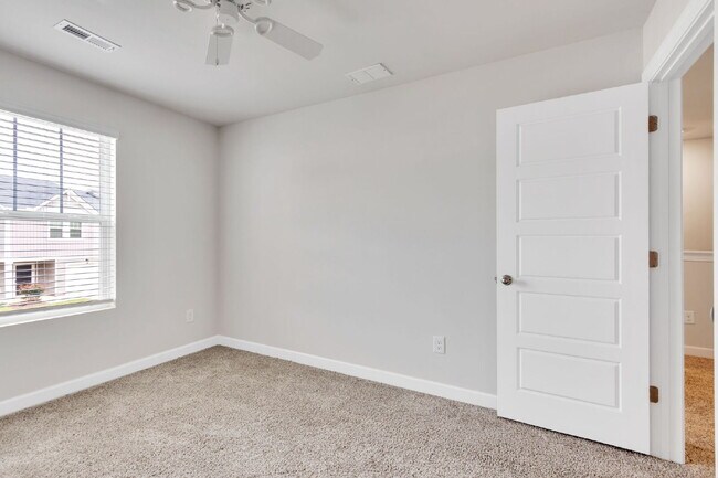 Building Photo - Two-story 3BR/2.5BA townhome in Foxcroft T...