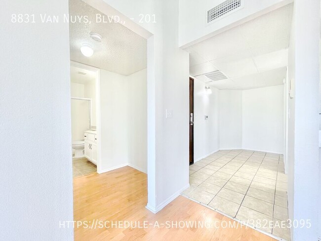 Building Photo - Beautiful spacious top floor 2 Bed + 2 Bath