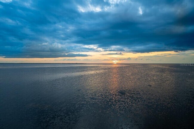 Building Photo - 1909 Gulfview Dr