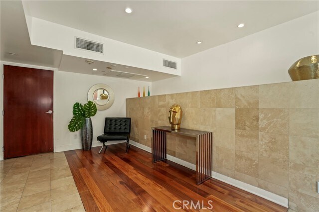 Building Photo - 8788 Shoreham Dr