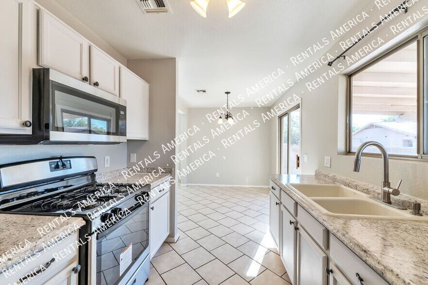 Building Photo - 6244 S Sarah Elizabeth Dr