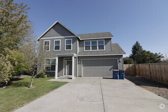 Building Photo - Charming 3-Bedroom Home with Designer Touc...