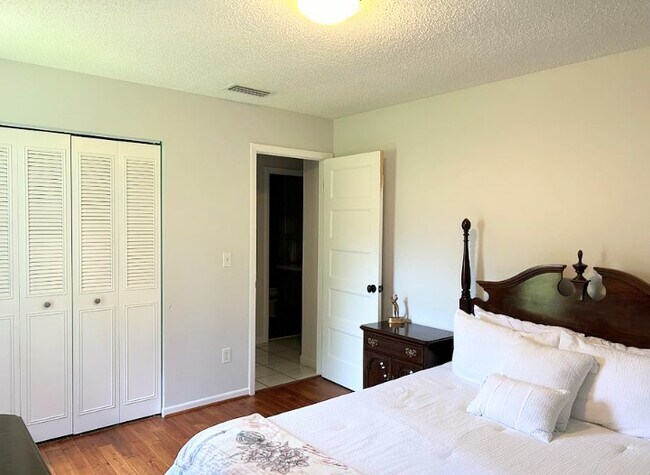 Building Photo - 727 Gilda Dr
