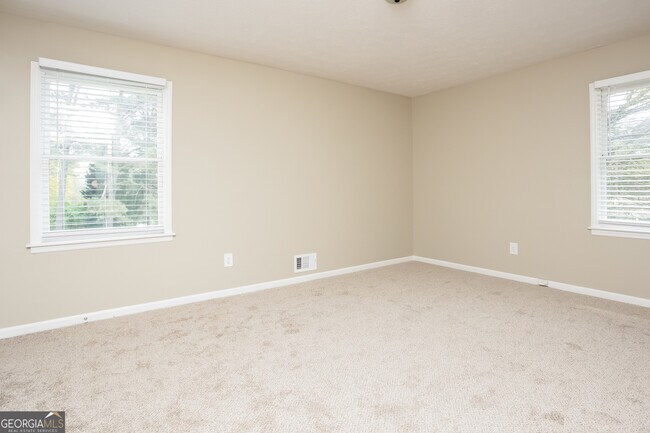 Building Photo - 680 N Kingsley Dr